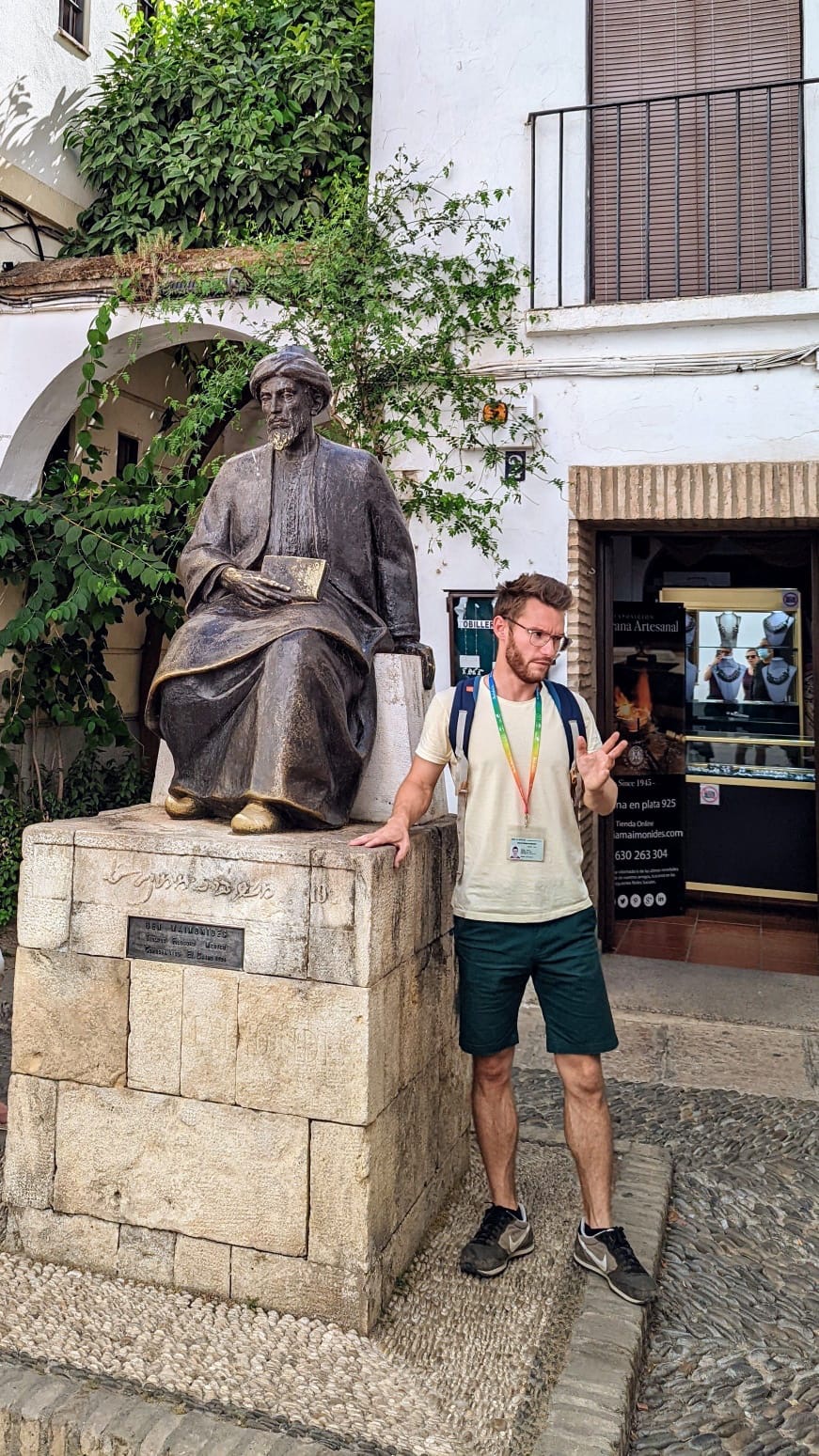 Ricardo Bon Pinilla junto a la estatua de Maimónides